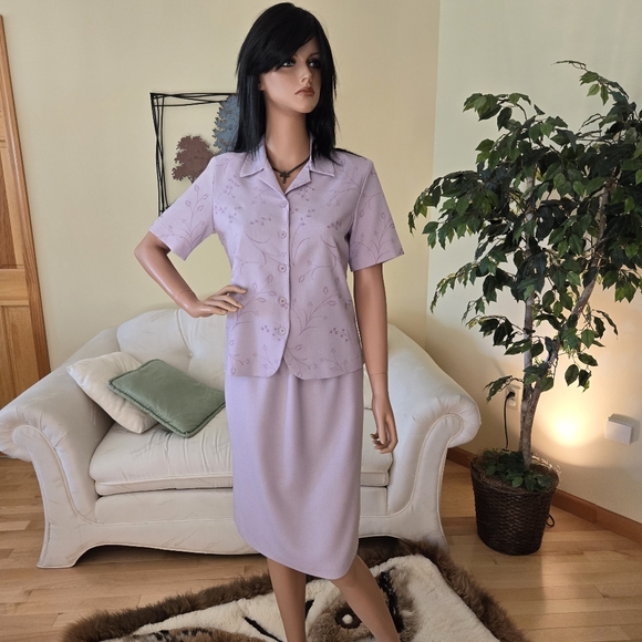 Alfred Dunner Lavender Skirt & Shirt Sleeve Embroidered Top...